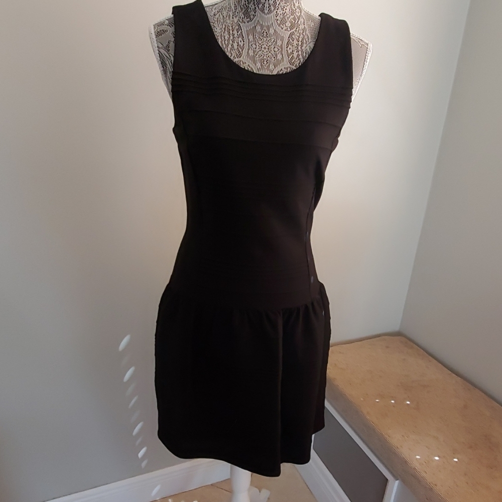 Black sleeveless dress